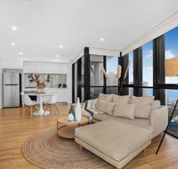 Roomy Apartment with Balcony Parking Ocean Views - Holiday Cairns
