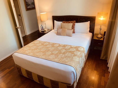 Royal Albert Hotel - Holiday Cairns 2