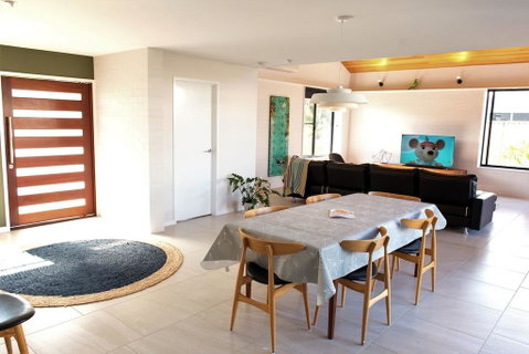 Salty Lark Beach House - Holiday Cairns 1