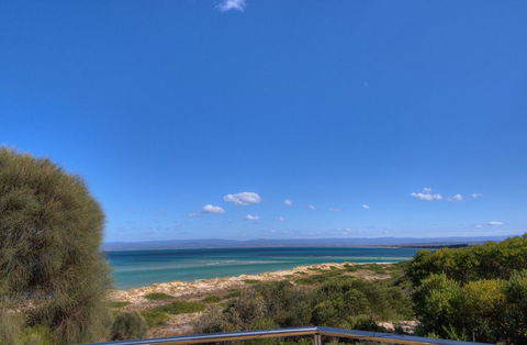 Sandbar Beach House - Holiday Cairns 3
