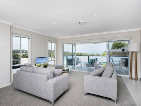 Saratoga Avenue, 52, Signature House - Holiday Cairns 1