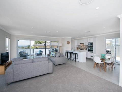 Saratoga Avenue, 52, Signature House - Holiday Cairns 3