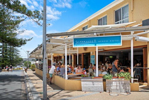 Seabreeze Beach Hotel - Holiday Cairns 0
