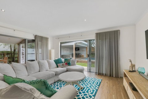 Seabreeze Retreat Luxury Retreat With Pool, Walk To Rye Foreshore And Village - Holiday Cairns 1