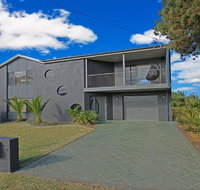 Seaside Escape - at Jones Beach swimming pool - Holiday Cairns