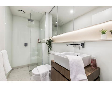 Shop Til You Drop At Sleek Unit In Hip Area - Holiday Cairns 3