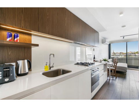 Shop Til You Drop At Sleek Unit In Hip Area - Holiday Cairns 2