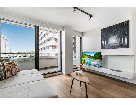 Shop Til You Drop At Sleek Unit In Hip Area - Holiday Cairns 0