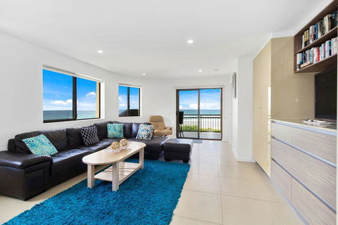Shoreline Nine Penthouse With Ocean Views - Holiday Cairns 1
