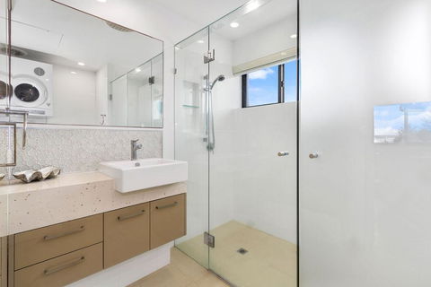 Shoreline Nine Penthouse With Ocean Views - Holiday Cairns 2