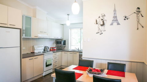 Silver Birches Holiday Village : Unit 8 - Holiday Cairns 3