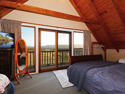 Silver Springs (4br) Cottage, With Wifi, Views, Olives And Space . Fireplace, Views, Olives And Space - Holiday Cairns 2