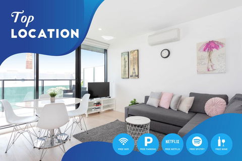 South Yarra City View Apartment With Car Park, Amazon Alexa, Spotify, Netflix, And WiFi - Holiday Cairns 0