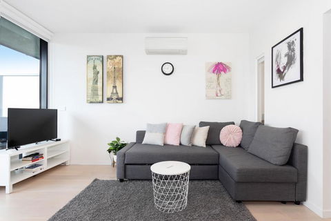 South Yarra City View Apartment With Car Park, Amazon Alexa, Spotify, Netflix, And WiFi - Holiday Cairns 2