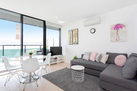 South Yarra City View Apartment With Car Park, Amazon Alexa, Spotify, Netflix, And WiFi - Holiday Cairns 1