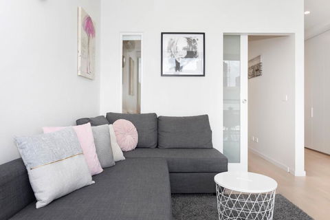 South Yarra City View Apartment With Car Park, Amazon Alexa, Spotify, Netflix, And WiFi - Holiday Cairns 3