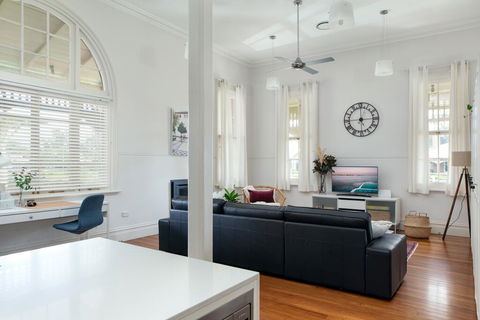 Spacious 2-bed, 2-bath Home With Parking And Balcony - Holiday Cairns 0