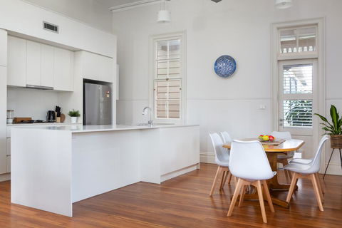Spacious 2-bed, 2-bath Home With Parking And Balcony - Holiday Cairns 1