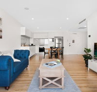 Spacious and Artfully Designed Apartment in Surfers - Holiday Cairns