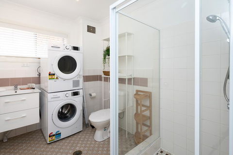 Spacious And Bright Apartment Minutes To The Beach - Holiday Cairns 3