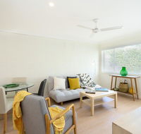 Spacious and Bright Apartment Minutes to the Beach - Holiday Cairns