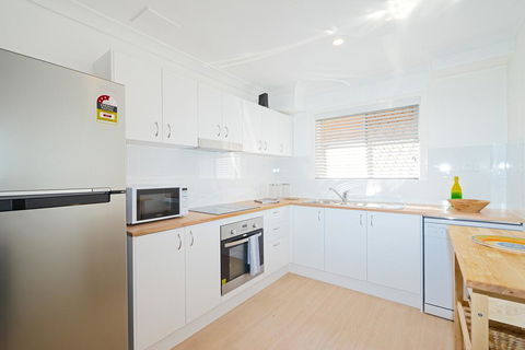 Spacious And Bright Apartment Minutes To The Beach - Holiday Cairns 2