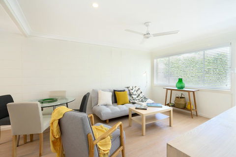 Spacious And Bright Apartment Minutes To The Beach - Holiday Cairns 0