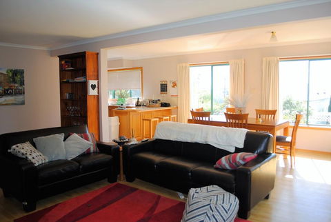 Spacious And Central To CBD - Holiday Cairns 0