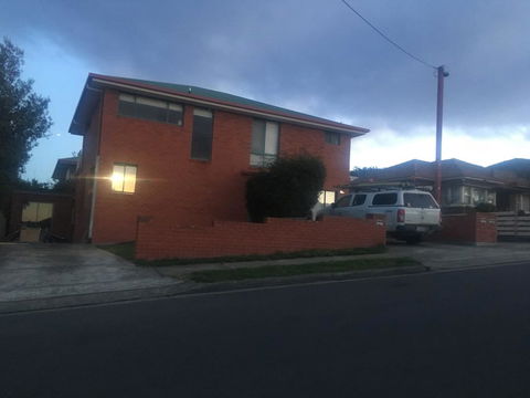Spacious And Central To CBD - Holiday Cairns 3