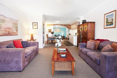 Spacious Studio With Courtyard And Extra Beds - Holiday Cairns 1