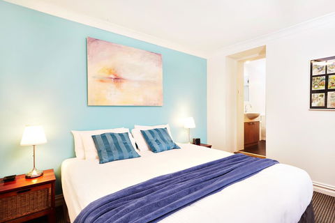 Spacious Studio With Courtyard And Extra Beds - Holiday Cairns 2