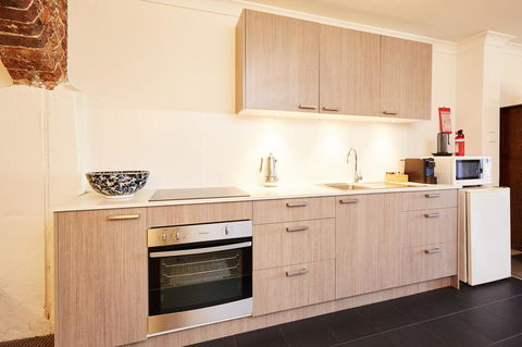 Spacious Studio With Courtyard And Extra Beds - Holiday Cairns 3