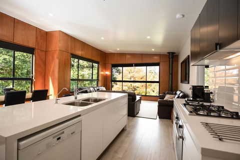 Springbrook25 Upper Apartment - Holiday Cairns 2