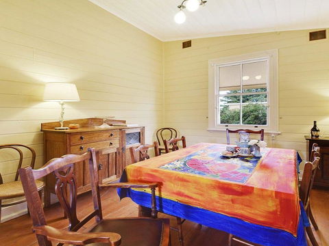 Station Masters Cottage - Classic Quaint & Nostalgia - Holiday Cairns 3