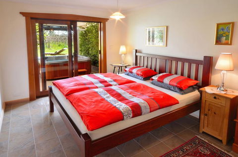 Stephanette's Cottage - Holiday Cairns 1