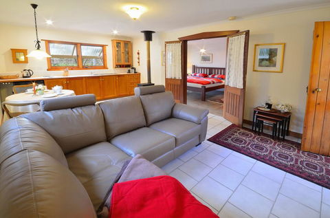 Stephanette's Cottage - Holiday Cairns 2