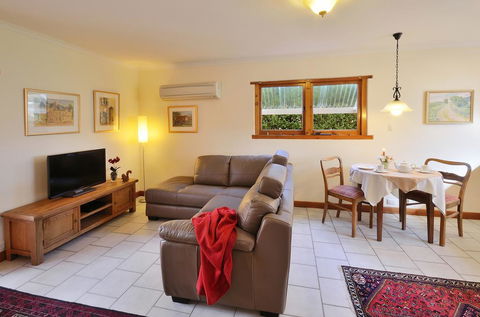 Stephanette's Cottage - Holiday Cairns 3