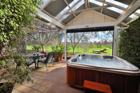 Stephanette's Cottage - Holiday Cairns 0