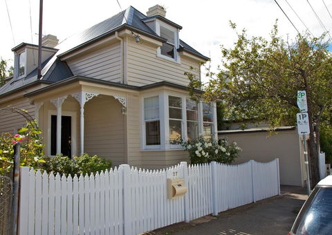 Strahan House - Holiday Cairns 1