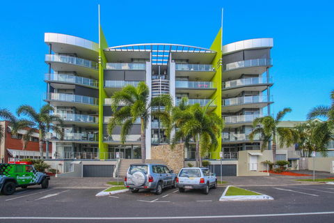 Stunning Ground Floor City Apartment. - Holiday Cairns 1