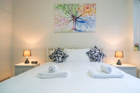 Stunning Hidden Gem In The Heart Of St. Kilda, 2 Bed, 1 Bath Free WiFi, Carpark & Netflix! - Holiday Cairns 2