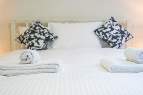 Stunning Hidden Gem In The Heart Of St. Kilda, 2 Bed, 1 Bath Free WiFi, Carpark & Netflix! - Holiday Cairns 1