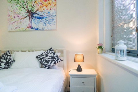 Stunning Hidden Gem In The Heart Of St. Kilda, 2 Bed, 1 Bath Free WiFi, Carpark & Netflix! - Holiday Cairns 3