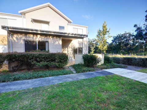 Stunning Holiday Townhouse - Holiday Cairns 0