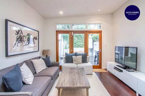 Stunning Townhouse- Quiet Street Close To CBD - Holiday Cairns 0