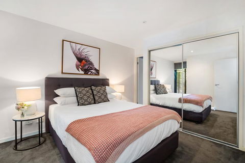 Stylish 2-Bed Apartment With Parking In Hip Area - Holiday Cairns 2