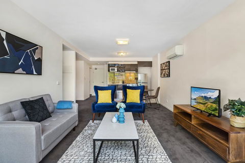 Stylish 2-Bed Apartment With Parking In Hip Area - Holiday Cairns 0