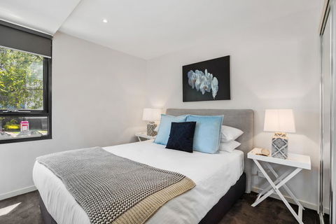 Stylish 2-Bed Apartment With Parking In Hip Area - Holiday Cairns 3
