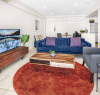 Stylish 2-Bed Apartment with Sweeping River Views - Holiday Cairns