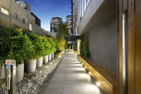 STYLISH 2BR 2BTH + CAR = HEART OF SOUTH YARRA - Holiday Cairns 1